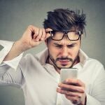 Hombre mirando su teléfono móvil