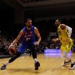 Mirotic intenta buscar el aro ante la defensa de Rojas