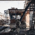 Dos soldados, del ejército ucraniano, caminan por un Las autoridades de las autoproclamadas repúblicas de Donetsk y Lugansk han anunciado el estado de movilización general que impone la activación de todos los reservistas y la transformación de la economía con vistas a un conflicto armado. La tensión de los últimos meses por la acumulación de tropas rusas en la frontera con Ucrania, sumado a la consiguiente intensificación de las operaciones de la OTAN han acabado por desbordar de nuevo el conflicto en el este del país, que enfrenta a las autoridades de Kiev con estas dos zonas separatistas, afines a Rusia. 20 FEBRERO 2022;UCRANIA;MOVILIZACIÓN;REACTIVACIÓN;REPÚBLICAS;TENSIÓN Diego Herrera / Europa Press 19/02/2022