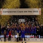 Los jugadores del Barça celebran la consecución del título de la Copa del Rey tras su victoria ante el Real Madrid en la final
