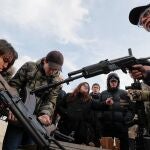 -FOTODELDÍA- Kiev (Ucrania), 20/02/2022.- Civiles ucranianos reciben instrucciones para el uso de armas durante unos ejercicios de entrenamiento militar para civiles, hoy en Kiev.- EFE/SERGEY DOLZHENKO