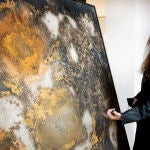 Adalina Coromines examinando su obra “Deconstrucción orgánica”