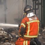 Un bombero actuando en un incendio