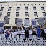 Activistas en contra del derecho al aborto protestan frente a la Corte Constitucional en Bogotá