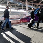 Varios pasajeros se dirigen al primer tren Avlo, el servicio de alta velocidad de bajo coste de Renfe, que inicia sus operaciones entre València y Madrid con 100.000 billetes ya vendidos