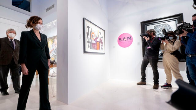 La presidenta de la Comunidad de Madrid, Isabel Díaz Ayuso, durante su visita al Salón de Arte Moderno (SAM)