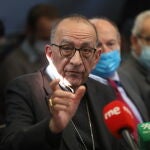 El presidente de la Conferencia Episcopal Española, Juan José Omella, ayer, ante los medios