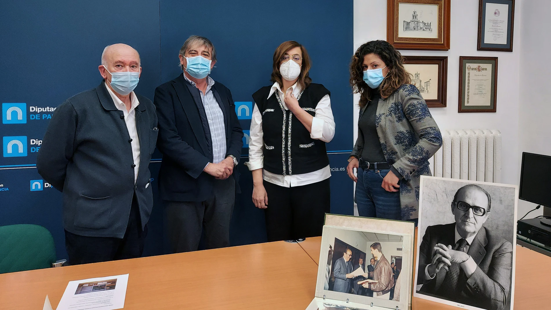 Ángeles Armisén recibe el amplio legado por parte de los familiares de Enrique Fuentes Quintana