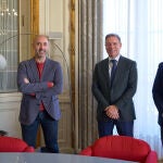 Por parte del Grupo Santander, D. Manuel De la Cruz De la Cruz, director territorial en Andalucía y, por parte del Teatro, D. Javier Menéndez Álvarez, director general del Maestranza. En acto también ha estado D. Antonio Palazuelos San Emeterio, director de Planificación y Control de Gestión
