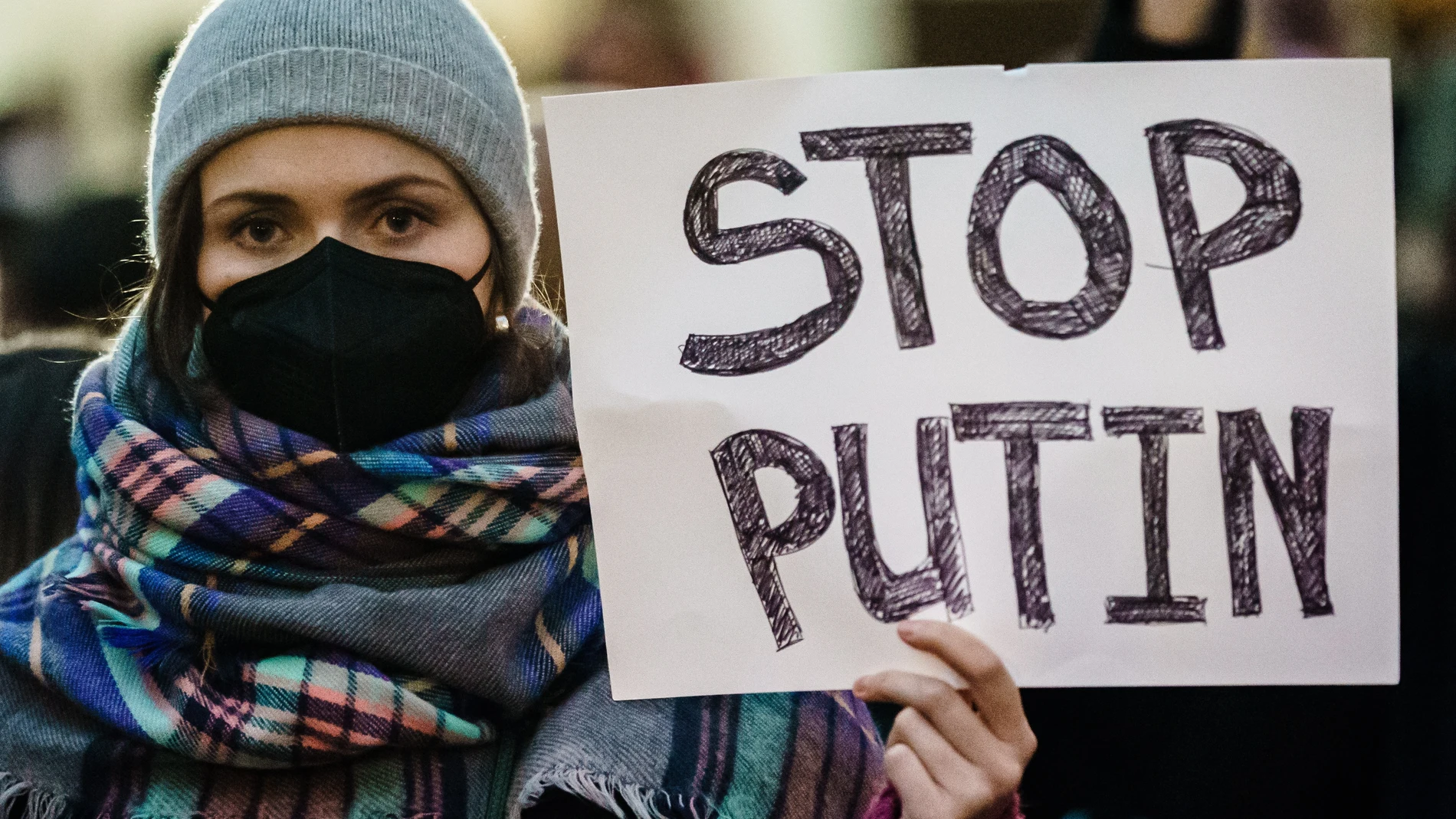 Berlin (Germany), 22/02/2022.- A demonstrator holds a cardboard reading 'Stop Putin', during a rally in front of the Russian embassy in Berlin, Germany, 22 February 2022. Demonstrators gathered in front of the Russian embassy in solidarity with Ukraine after Russian President Vladimir Putin announced to send troops in support of the the self-proclaimed Russian territories in eastern Ukraine. (Alemania, Rusia, Ucrania) EFE/EPA/CLEMENS BILAN