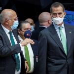 El rey Felipe VI conversa con el empresario, Juan Roig (i), a su llegada a la clausura de la asamblea general de la Asociación Valenciana de Empresarios (AVE)