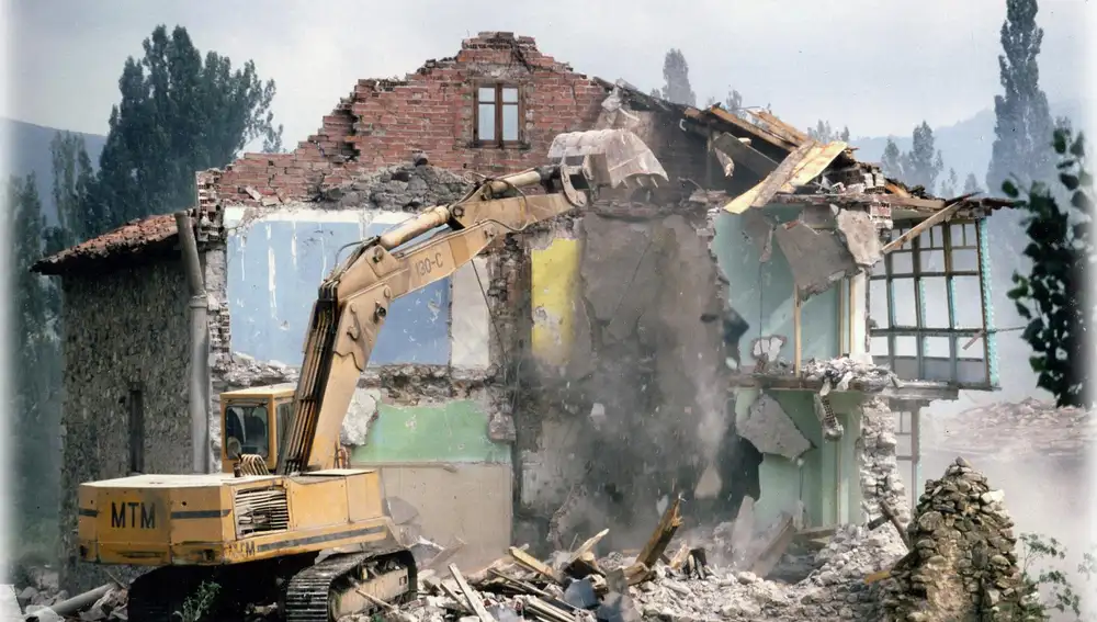 Derribo de una de las casas en el año 1987
