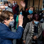 El alcalde de Madrid, José Luis Martínez-Almeida, saluda a varios asistentes a su llegada a la inauguración del auditorio Juan Genovés, a 23 de febrero de 2022, en Madrid (España). El nuevo auditorio cuenta con 290 butacas y cuenta con un edificio de nueva creación dividido en tres plantas. El Centro de Mayores de Aravaca está ubicado en el centro. Este es el primer acto al que acude Almeida tras dimitir ayer de su cargo como portavoz nacional del Partido Popular. 23 FEBRERO 2022;ARAVACA;ALMEIDA;JUAN GENOVÉS;CENTRO CULTURAL;AUDITORIO;PP Carlos Luján / Europa Press 23/02/2022