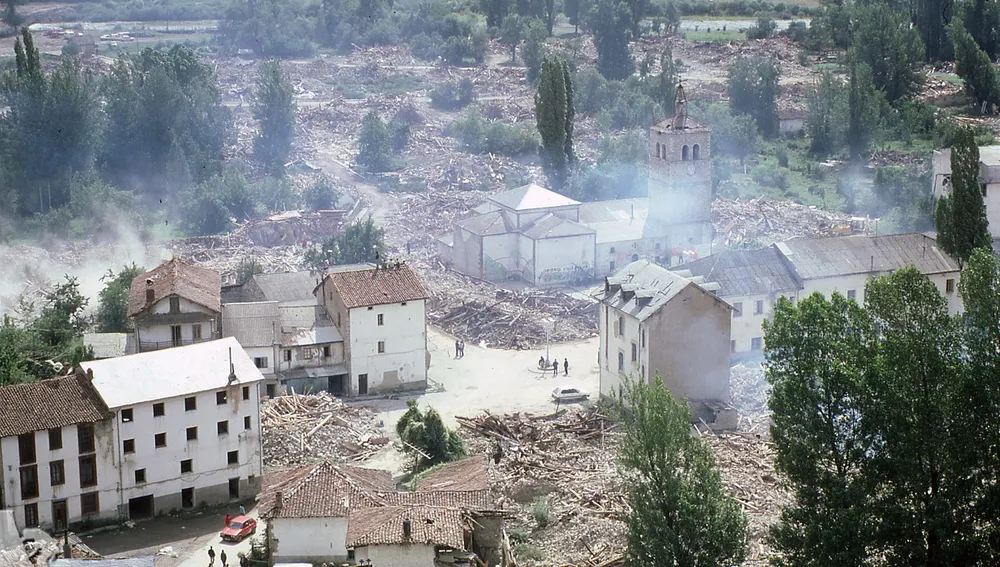 Instantánea del pueblo de Riaño con la mayoría de las casas derruidas