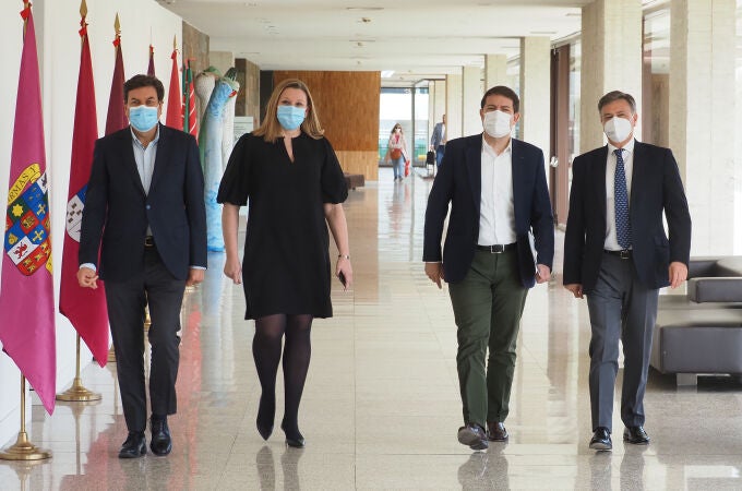 Fernández Mañueco y su equipo de negociación formado por Carrido, Isabel Banco y Francisco Vázquez, antes de reunirse con Vox