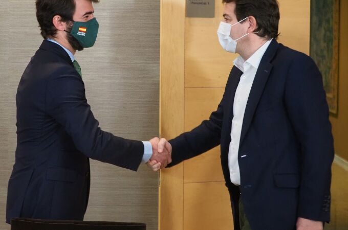 García-Gallardo y Mañueco se saludan al inicio de la primera reunión para la conformación de Gobierno EP/CLAUDIA ALBA 23/02/2022