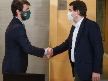 Garc&iacute;a-Gallardo y Ma&ntilde;ueco se saludan al inicio de la primera reuni&oacute;n para la conformaci&oacute;n de Gobierno EP/CLAUDIA ALBA 23/02/2022