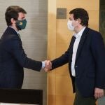 García-Gallardo y Mañueco se saludan al inicio de la primera reunión para la conformación de Gobierno EP/CLAUDIA ALBA 23/02/2022