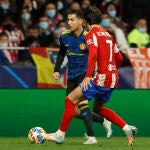 Cristiano Ronaldo trata de robar el balón a Cristiano Ronaldo