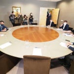 Vista general de una reunión entre el PP y Vox para continuar la ronda de contactos con el fin de formar gobierno