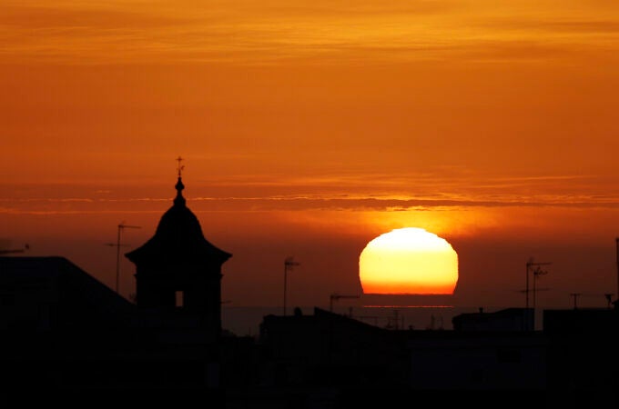 Vista general del amanecer en la ciudad de Valencia a la espera de la "lluvia de sangre" Vista general del amanecer en la ciudad de Valencia a la espera de la "lluvia de sangre"