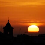 Vista general del amanecer en la ciudad de Valencia a la espera de la "lluvia de sangre"