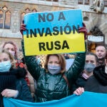 Medio centenar de ucranianos se concentran en el centro de León en contra de la guerra