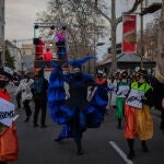 Varias personas disfrazadas el día en que ha iniciado el Carnaval, a 24 de febrero de 2022, en Barcelona, Catalunya (España). Los carnavales de Barcelona han arrancado con la tradicional rúa del 'Arribo' de la tarde, que celebra la llegada del rey Tòtil y la reina Belluga, los monarcas del Carnaval en la ciudad. Tras un año marcado por la pandemia, regresan a las Ramblas para celebrar esta festividad. Este 2022, Barcelona quiere homenajear a las quiosqueras y quiosqueros. 24 FEBRERO 2022;BARCEONA;CATALUÑA;CATALUNYA;DISFRACES;CARNAVAL David Zorrakino / Europa Press 24/02/2022