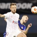 El capitán del Sevilla Ivan Rakitic disputa un balón. (AP Photo/Darko Bandic)