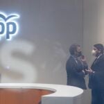 El presidente de la Xunta de Galicia, Alberto Núñez Feijóo, y el presidente de la Región de Murcia, Fernando López Miras, en la sede del PP en Génova