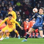 Pedri disputa un balón con Zielinski, del Nápoles