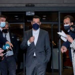 El presidente de la Junta de Andalucía, Juanma Moreno, a su salida de la sede de Génova en la madrugada del miércoles al jueves