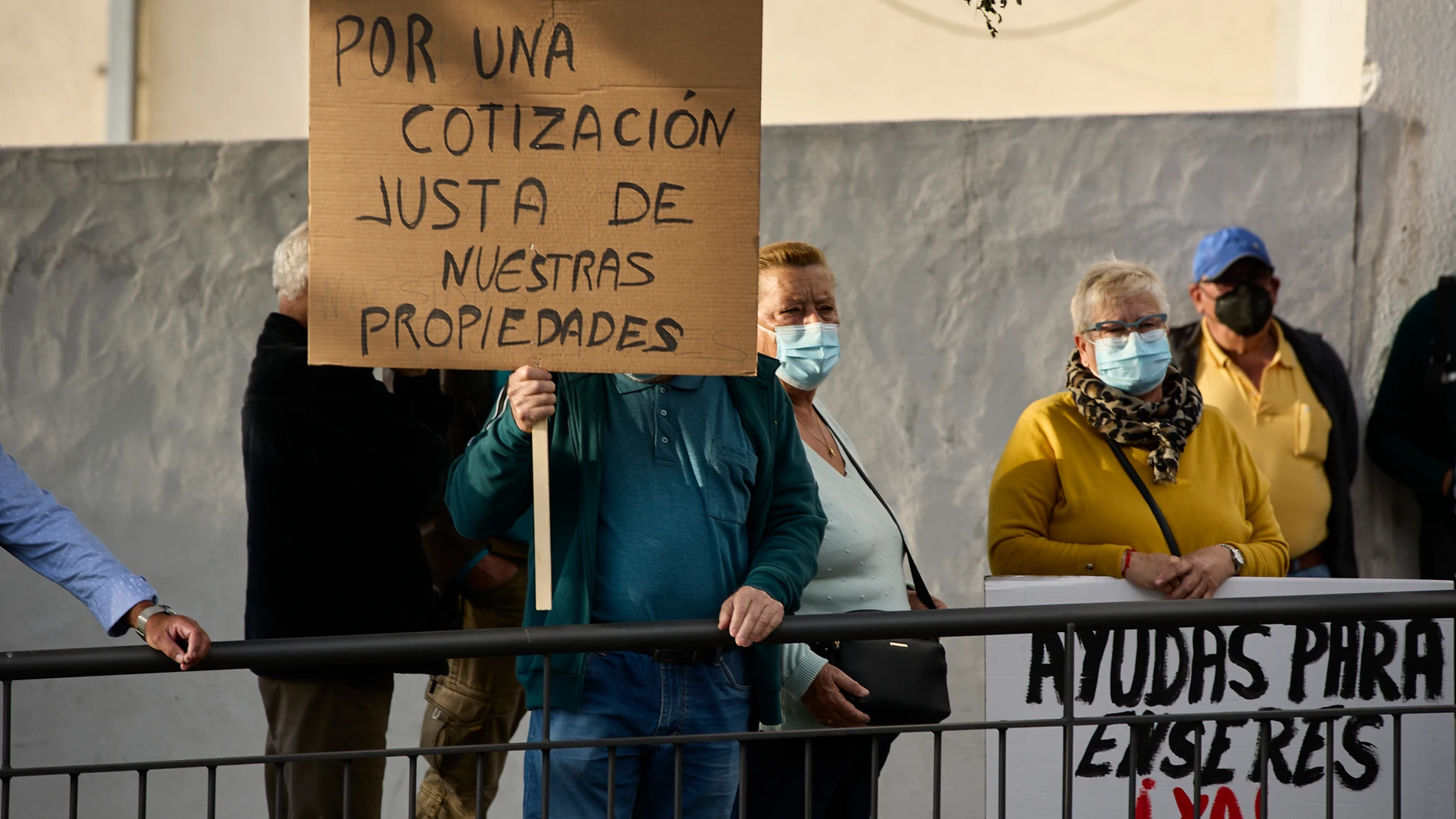 Un cartel en el que se lee: 'Por una cotización justa de nuestras propiedades', en una marcha para reivindicar ''los derechos de las personas afectadas'' por la erupción volcánica de Cumbre Vieja, el pasado 25 de febrer0, en Los Llanos de Aridane