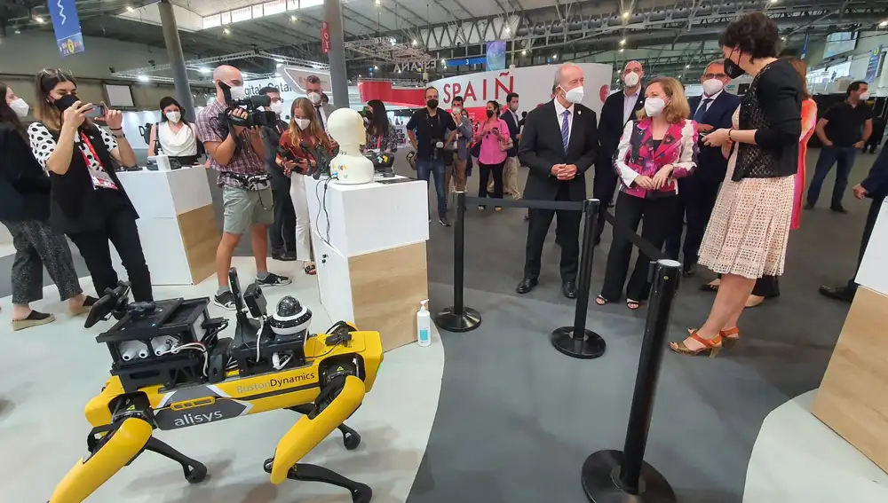 La vicepresidenta primera del Gobierno de España, Nadia Calviño, frente a Spot en una visita realizada al "stand" de Alisys en el MWC del año pasado.