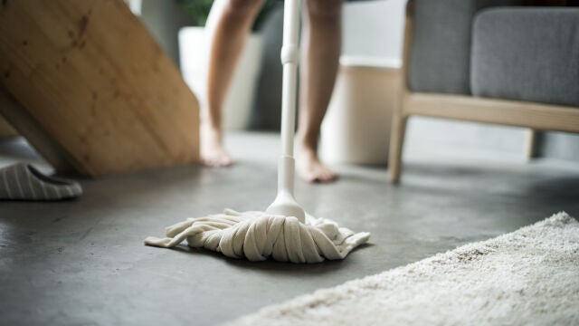 Limpiar las superficies interiores con desinfectantes puede generar contaminantes