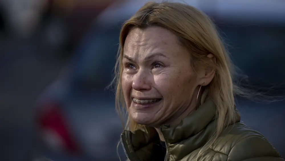 Una mujer reacciona al ver su edificio de apartamentos dañado tras un ataque con cohetes en Kiev