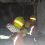 Bomberos sofocan un incendio, en una imagen de archivo
