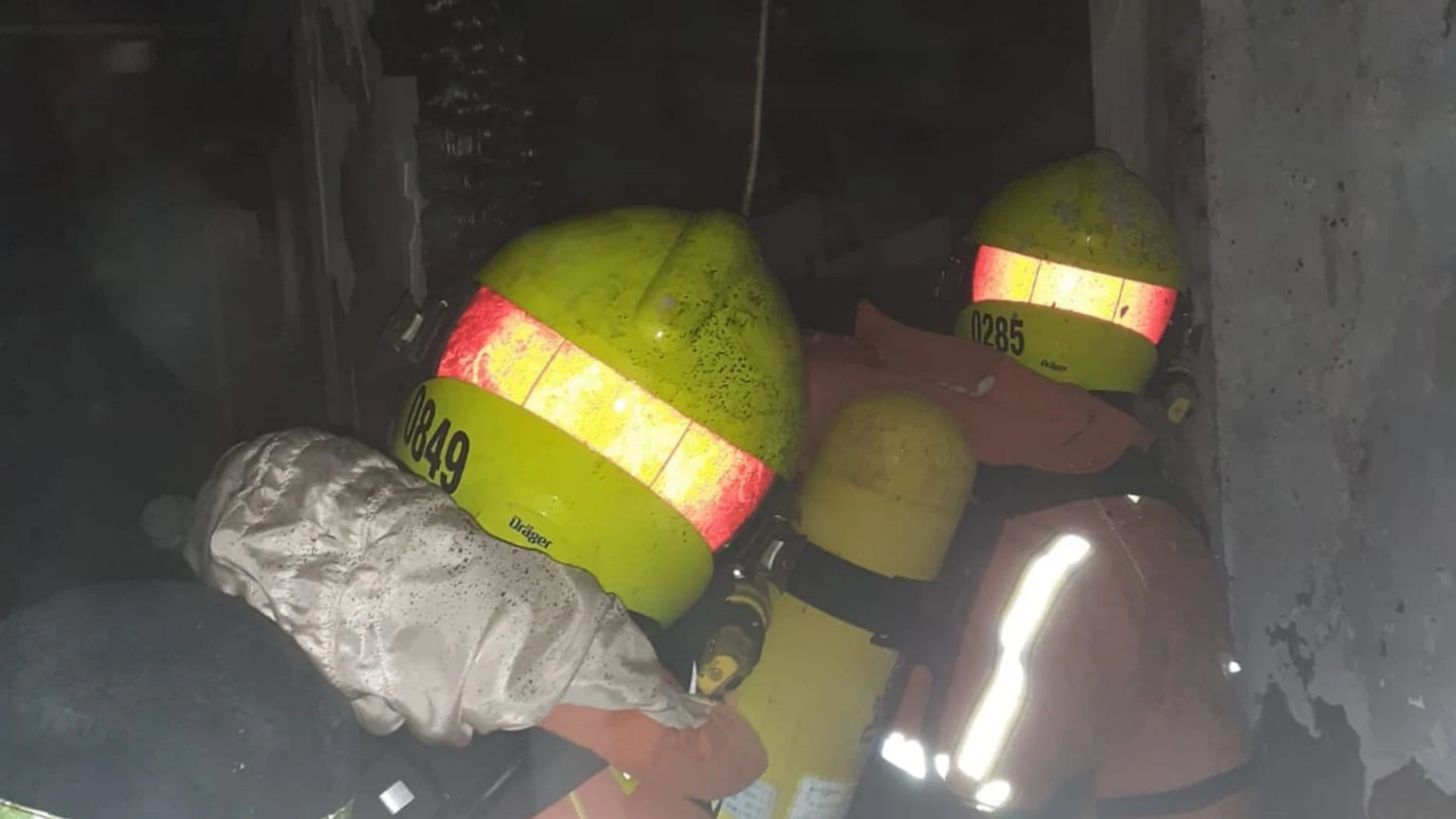 Bomberos sofocan un incendio, en una imagen de archivo