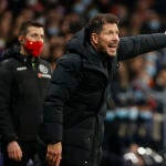 Simeone da órdenes durante el partido ante el Celta