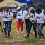 Familiares de personas desaparecidas y grupos de brigadas de búsqueda realizan hoy trabajo de campo en una fosa hallada en un parque del municipio de Tlajomulco, estado de Jalisco (México).