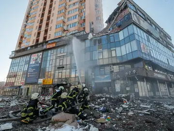 Bomberos ucranianos tratan de apagar un fuego en un edificio de viviendas de Kiev | Fuente: EFE/ Sergey Dolzhenko Bomberos ucranianos tratan de apagar un fuego en un edificio de viviendas de Kiev | Fuente: EFE/ Sergey Dolzhenko