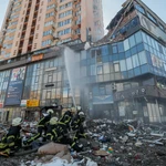 Bomberos ucranianos tratan de apagar un fuego en un edificio de viviendas de Kiev | Fuente: EFE/ Sergey Dolzhenko