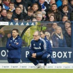 Marcelo Bielsa observa desde el banquillo un partido del Leeds United