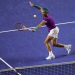 Nadal volea durante su partido de semifinales de Acapulco ante Medvedev