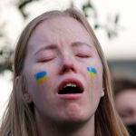 Cientos de ucranianos se manifiestan para denunciar el ataque ruso en tierras ucranianas