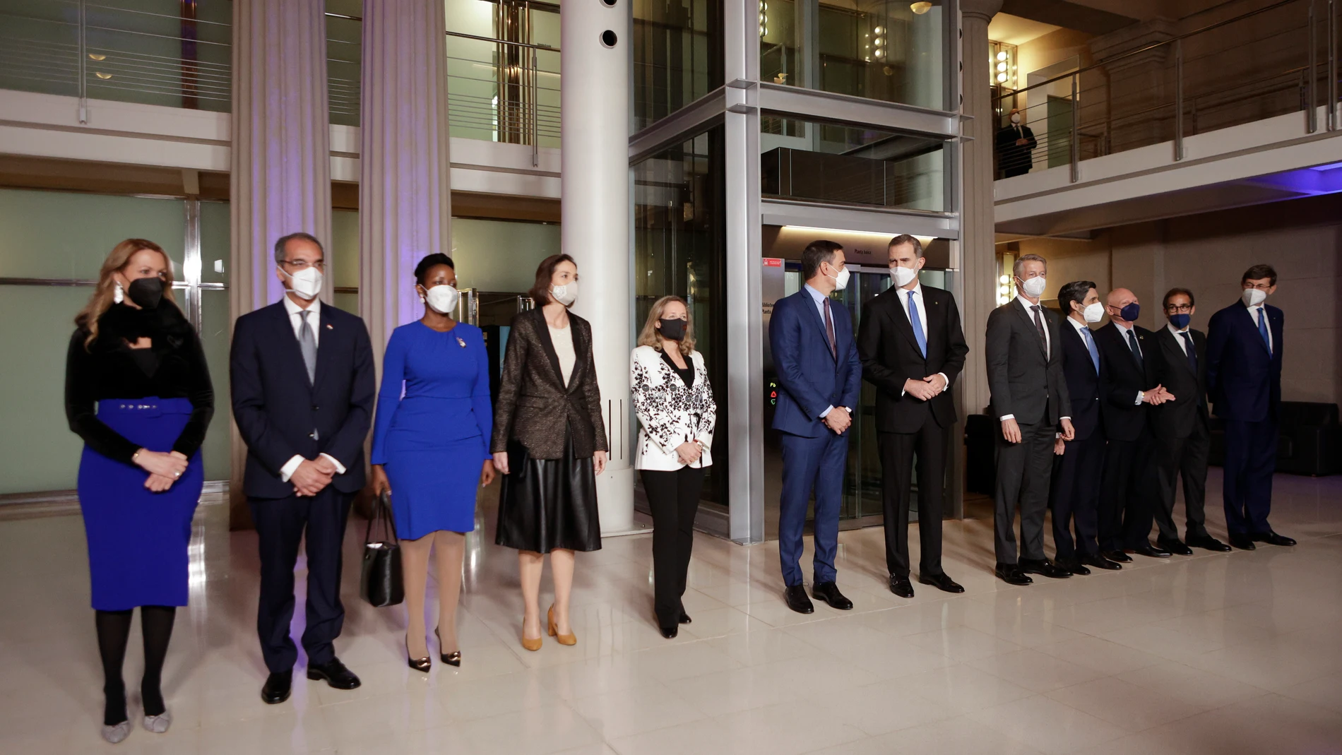 El Rey Felipe VI, el presidente del Gobierno, Pedro Sánchez (6i) y la vicepresidenta Nadia Calviño (5i), acompañados de los ejecutivos de las mayores compañías del sector tecnológico a su llegada este domingo a la cena oficial de la inauguración del Mobile World Congress (MWC) de Barcelona.