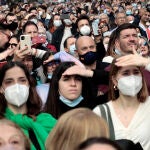 Diversas personas tanto con mascarilla como sin ella, en Valencia