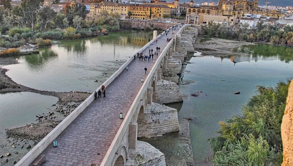 Vista panorámica del puente romano y la capital cordobesa