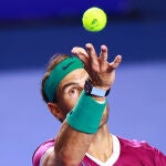 Nadal se dispone a ejecutar un servicio en la final ante Cameron Norrie