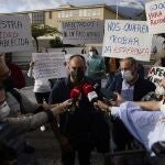 El presidente de la asociación social Volcán Cumbre Vieja, Juan Vicente Rodríguez Leal, ofrece declaraciones a los medios en una marcha el pasado viernes para reivindicar ''los derechos de las personas afectadas'' por la erupción volcánica de Cumbre Vieja en Los Llanos de Aridane, La Palma, Canarias (España).